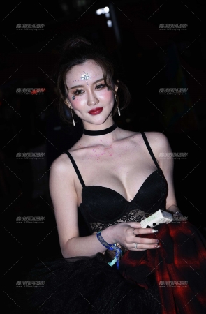 很像某个叫某小璐的明星