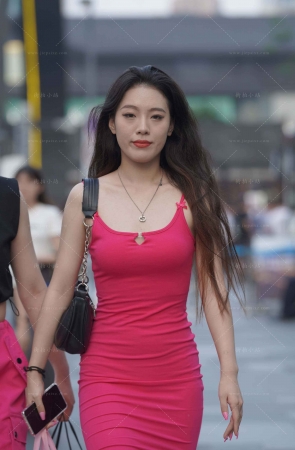 裹身吊带裙性感美姐