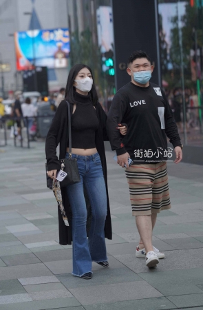 街拍漂亮的牛仔裤女友~