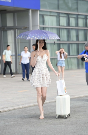 甜美青春吊带白裙