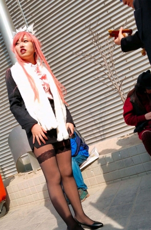 街拍黑丝cosplay的青春少女