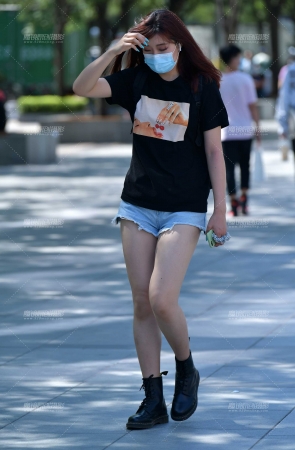 阳光下热裤美女