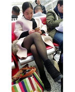 4K – 候车室的极品黑丝美腿少妇