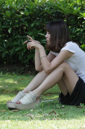 树荫下乘凉的妹子