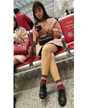 4k-候车室美腿丝袜女神姐姐跟闺蜜有说有笑