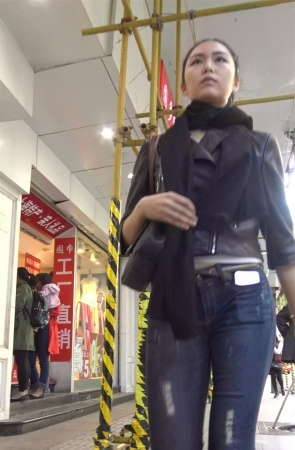 高挑苗条身材气质街怕牛仔美女