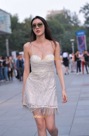 白色吊带裙性感长腿高跟美女