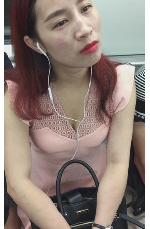 地铁上漂亮肉丝MM[132M/MP4]