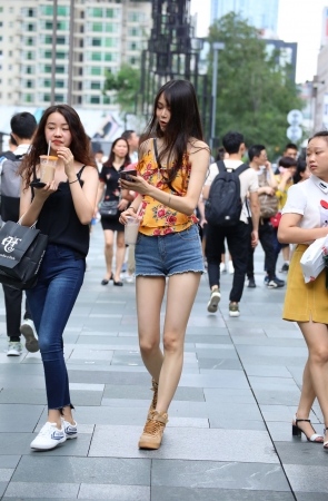 热裤大长腿的美眉