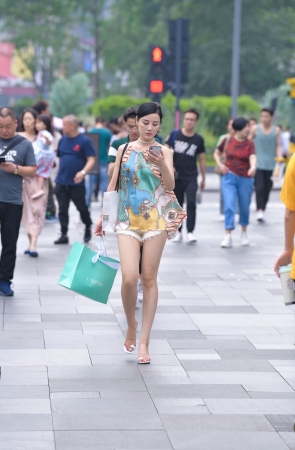 白嫩美腿的热裤美女