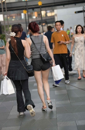 偶遇逛街的热裤眼镜妹跟闺蜜