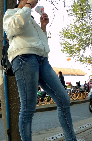 等公交车的紧身蓝牛美眉