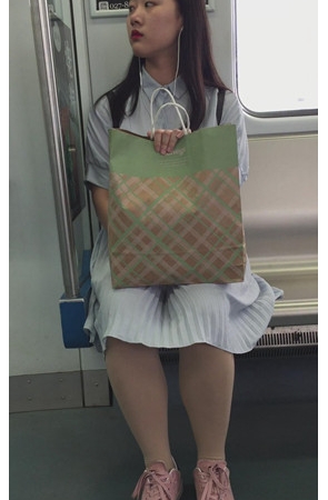 漂亮的蓝裙美女