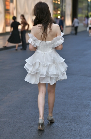 香肩白裙 24-10-22-51P