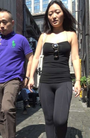 极品黑色紧身运动裤街拍美女 [0.99 GB/MP4]