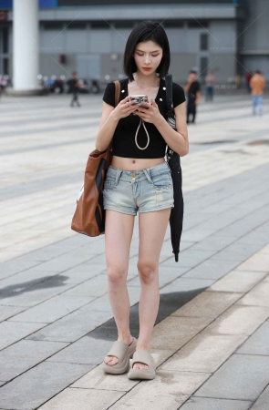 拖鞋热裤网红-依依酱