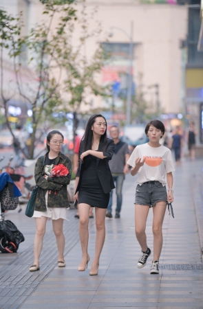 楼下小区的美腿高跟美女