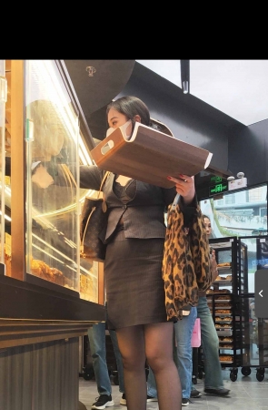 4K视频偶遇轻熟都市白领黑丝制服高跟下班购物