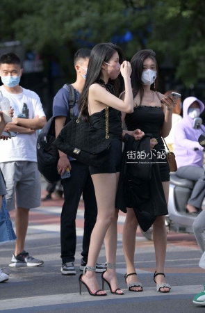 热裤、高跟、长腿美女