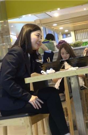 4k-餐厅用餐的制服高跟鞋街拍美足