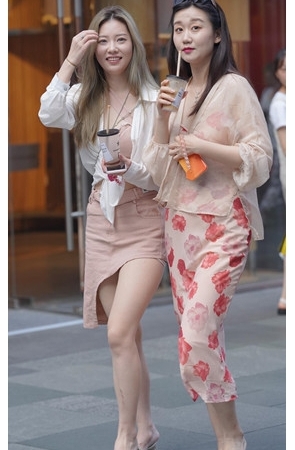 两个喝饮品的小姐姐【套图+视频】