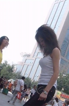 很美的一个MM在商场转悠