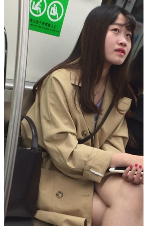 地铁上的圆脸肉嘟嘟水妹子