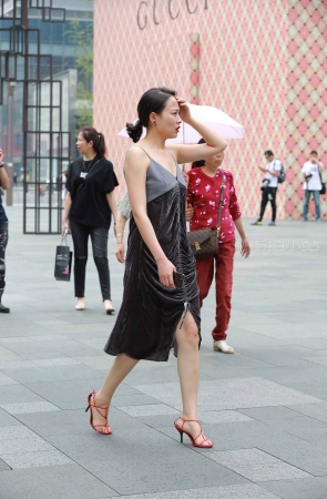 街拍红色凉高跟美女