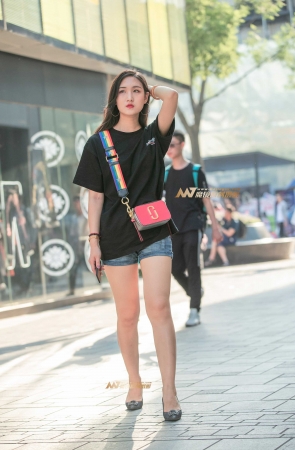 B49、这个少女有点冷