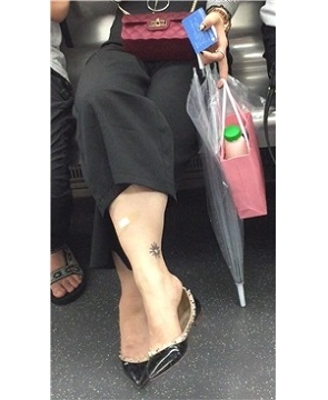 地铁拍摄脚上有刺青的熟女