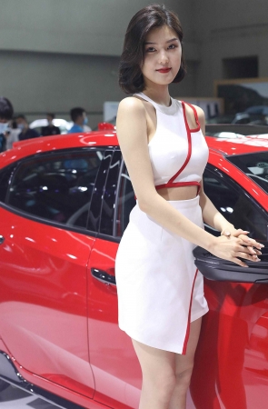 漂亮街拍车模