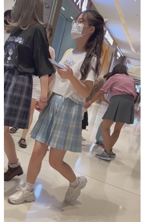 戴眼镜的美腿小妹