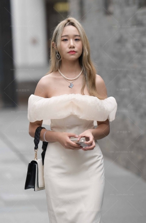 23426-20=88√性感抹胸裙小姐姐 17P