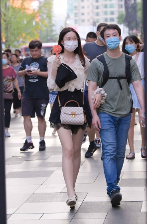 20829-10+35爱穿街拍丝袜的女友