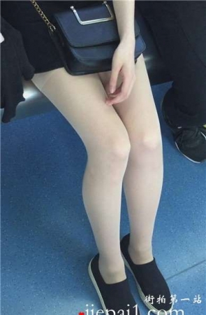 地铁拍摄甜美小清新美腿帆布鞋MM