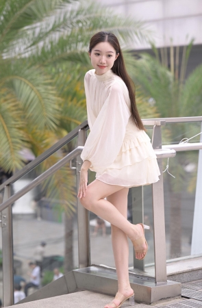 搭讪长得很乖的美腿小姐姐