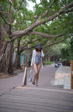 花朵图案比基尼美女