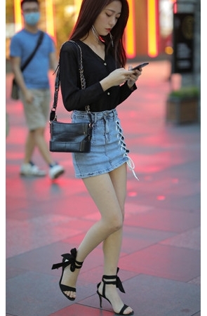 漂亮的牛仔裙小姐姐(31P)[300M/JPG]