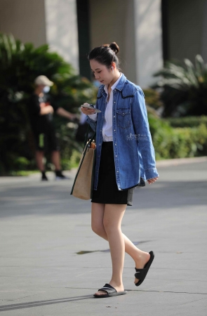 【街拍心灵】新街拍空姐累了肉丝穿拖鞋