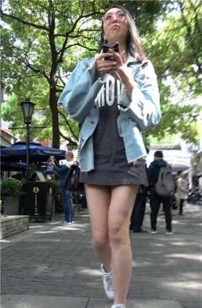 4K 街拍美腿牛仔外套美女姐姐