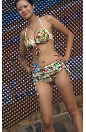 两个漂亮泳装美女