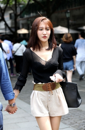 透视装美女吃下午茶