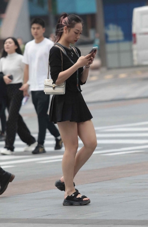 短裙街拍少妇
