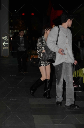 性感狂野豹纹衣，长靴美眉