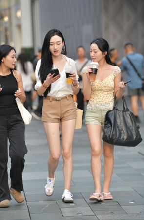 25224-7=107√这样的美腿热裤女生，谁不爱呢～