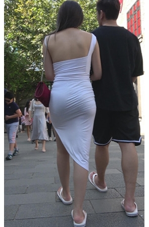 丰满的白色紧身裙美女[1.15G/MP4]