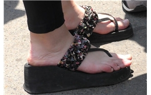 4K 黑色松糕鞋鲜嫩玉足少女 [312 MB]