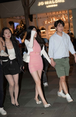 夜拍粉色包臀裙性感女友