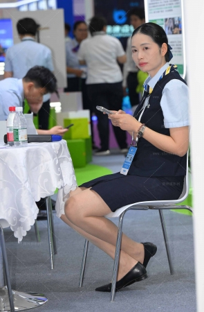 【摄神作品】25626-8=40√肉丝坐姿职工 7P