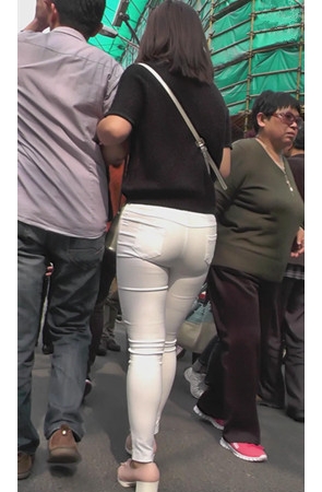 紧身白裤妹子
